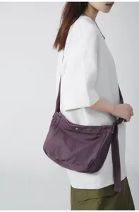 Λεπτομερής όψη της casual μωβ καμβά τσάντας χιαστί, ιδανική για καθημερινή χρήση.