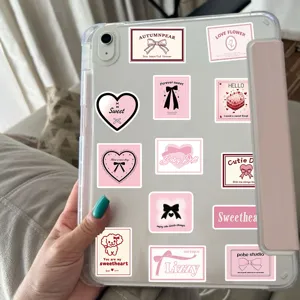 Roze esthetische hart strik stickers detailweergave getoond op een hoesje voor tablet.