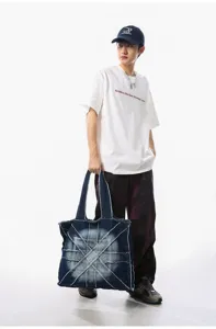 Λεπτομερής εικόνα μίας κομψής τζιν τσάντας shopper με μεγάλη χωρητικότητα και σχέδιο.