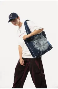 Λεπτομερής όψη casual τσάντας tote από τζιν patchwork από μοντέλο, με φθαρμένη υφή.