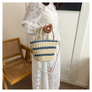 Sac seau en paille avec rayures bleues et blanches, poignée et bandoulière pour femmes.