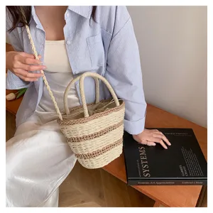 Sac seau en paille tressée pour femme, sac bandoulière rayé vintage avec poignée.