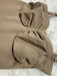 Vue detaillee du bustier gainant sans coutures avec un design plisse fronce en khaki nude.