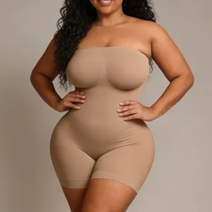 Vue détaillée de body sculptant sans bretelles sans coutures, gaine amincissante beige pour femme.