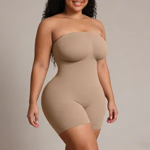 Détail de vêtement gainant nude sans bretelles et sans couture, silhouette lisse.