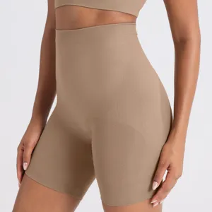 Detalle de shorts moldeadores de cintura alta sin costuras, excelente soporte de cintura alta.