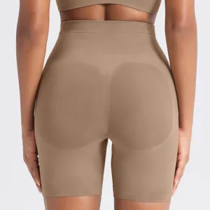 Vista detallada de los pantalones cortos moldeadores de cintura alta con efecto push-up.
