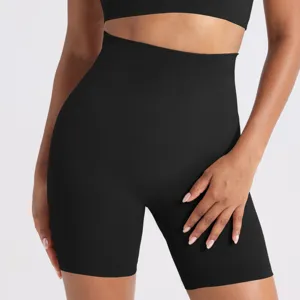 Detalle de short moldeador de cintura alta, tejido de compresión negro sin costuras.