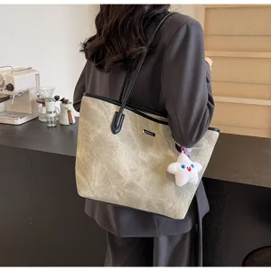 Μεγάλη γυναικεία τσάντα shopper, κομψή τσάντα ώμου με μεγάλης χωρητικότητας και αξεσουάρ.