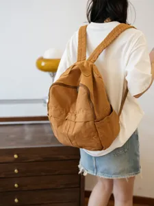 Détail sac à dos en toile avec design spacieux, bretelles solides et style décontracté.