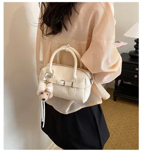 Borsa bowling in pelle martellata bianca con ciondolo grazioso, elegante borsa Boston da donna