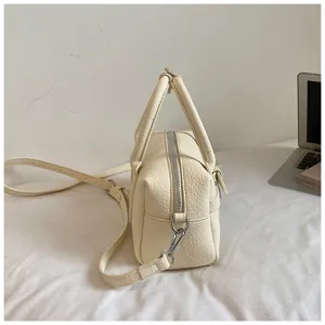 Borsa Boston testurizzata bianco crema vista laterale, chic borsa a mano bowling.