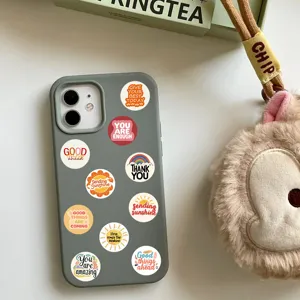 Custodia per telefono grigia con adesivi motivazionali e grazioso accessorio con cinturino.