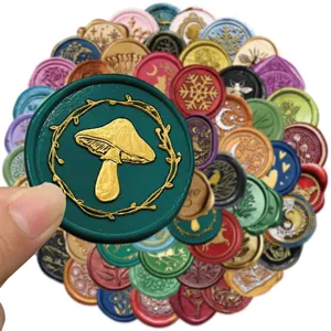 Dettaglio di adesivi sigillo in cera colorati con fungo retro e vari motivi vintage per fai da te.