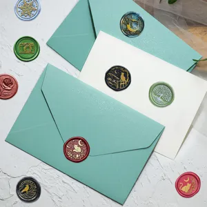 Primo piano di adesivi con sigillo in cera vintage colorati, perfetti per fai da te e bricolage.