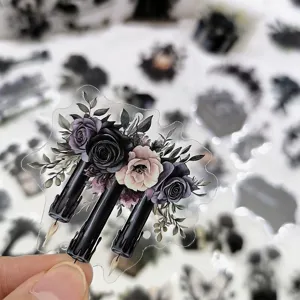 Gros plan détail autocollant PET transparent rose noire gothique et bougie, décalcomanie étanche.