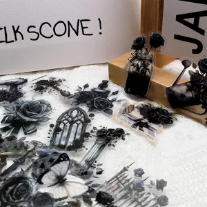 Vue détaillée de stickers étanches en PET roses noires, style vintage gothique.