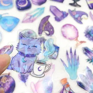 Detailaufnahme des lila magischen Katzen holografischen PET-Aufklebers mit Kristallen.
