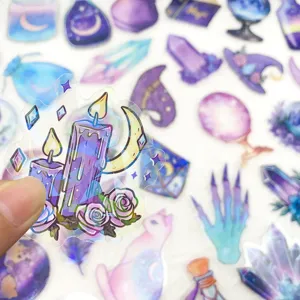 Detailaufnahme von magischen Hexen-Serie PET-Aufklebern, holografisches Kristallkerzendesign.