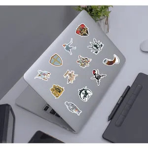 Vue détaillée de stickers étanches de chevaliers médiévaux appliqués sur un ordinateur.
