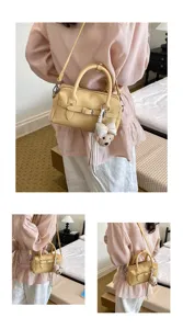 Borsa a mano Boston gialla con motivo litchi dettaglio, borsa a tracolla alla moda.