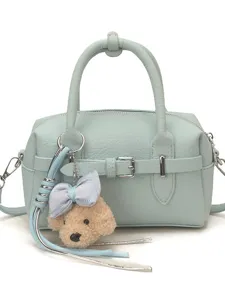 Borsa Boston verde da donna, elegante borsa a mano in pelle testurizzata con ciondolo peluche.