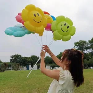 Kleurrijke bloem smiley ballon voor feestversiering, gedetailleerd handheld ballon uitzicht.