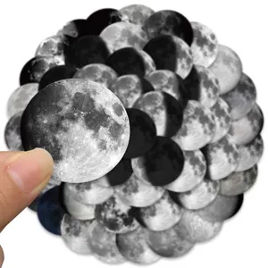 Gros plan détaillé d'autocollants ronds de phases lunaires avec textures lunaires claires.
