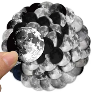 Gros plan détaillé d'autocollants de phases lunaires avec surface texturée et design amovible.