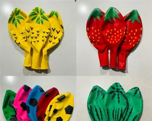 Detailansicht von bunten Latexluftballons mit Obst und Fußball Motiven für Kinder Partys.