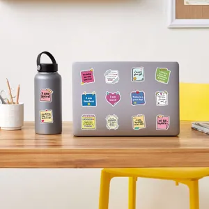 Adesivi impermeabili di affermazione ispiratrice, vista dettagliata per laptop e valigia.