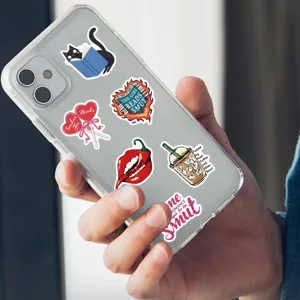 Vista dettagliata di adesivi estetici impermeabili con gatto e caffè su cover per cellulare.