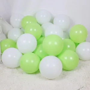 Salbeigruene und weisse Latexballons Detailaufnahme fuer Geburtstagsfeier und Schildekoration.