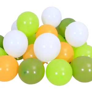 Verschiedene grüne und weiße Latex Luftballons Set für Geburtstag Party und Schuldekoration.
