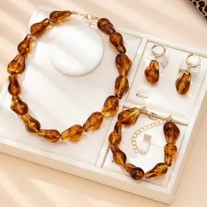 Elegantes Schmuckset in Bernsteinfarbe mit unregelmässigen Perlen, Kette, Armband und Ohrringen.