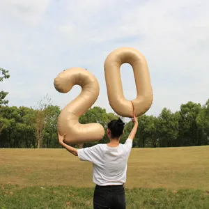 Grote folie ballon nummer 20 champagne goud kleur voor verjaardag feestelijke decoratie