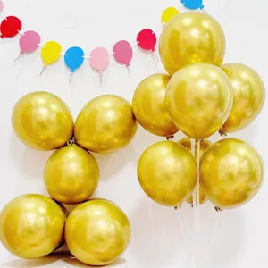Ensemble de ballons métalliques dorés pour décoration de fête et agencement de magasin festif.