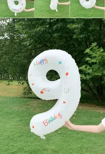 Witte folieballon nummer 9 met kleurrijke verjaardagsprints voor feestdecoratie.