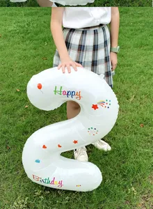 Witte cijfer 2 folieballon met kleurrijke gelukkige verjaardag print, perfect voor kinderfeest decoratie.