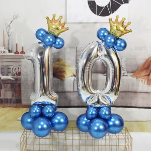 Grote zilveren nummer 10 folieballonnen met gouden kroon en blauwe ballonbasis feest.