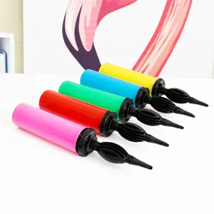 Bomba de mano portátil de plástico para globos de colores, ideal para fiestas y decoraciones.