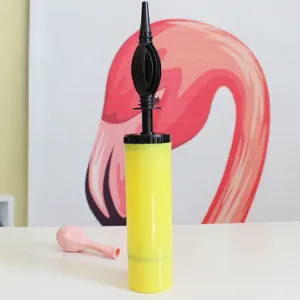 Bomba de aire manual portátil para globos de látex y anillos de natación, diseño amarillo.