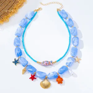 Collar de cuentas en capas estilo vacaciones de mar con cuentas de resina azul y dijes de conchas.