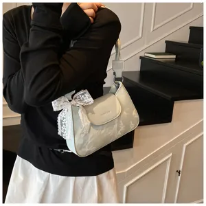 Vue détaillée du sac à épaule tendance au design unique avec motif nuage et nœud en dentelle.