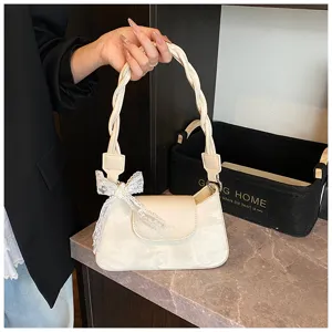 Sac à épaule blanc chic avec poignée tressée et charmant détail de nœud en dentelle.