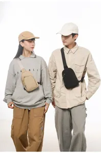 Japanischer minimalistischer Umhänge-Brustbeutel für Damen und Herren, leicht und lässig.