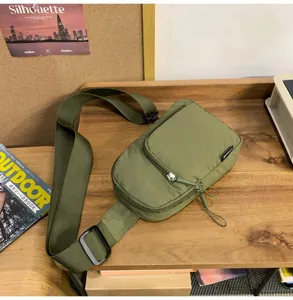 Nahaufnahme der lässigen olivgrünen Nylon-Brusttasche, leichtes Umhängetasche-Design.
