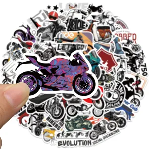Détail d'autocollants de graffiti de moto étanches avec des designs rétro et graphismes.