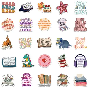 Vista dettagliata che mostra un set di adesivi impermeabili colorati a tema libri per laptop.