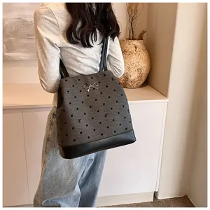 Vista dettagliata dello zaino borsa da donna multifunzione con fiocco chic e pois eleganti.